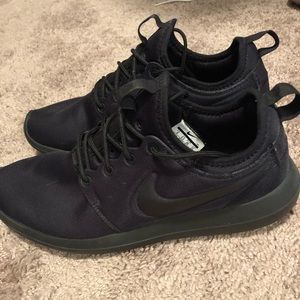 Black Nike Tennis Shoes